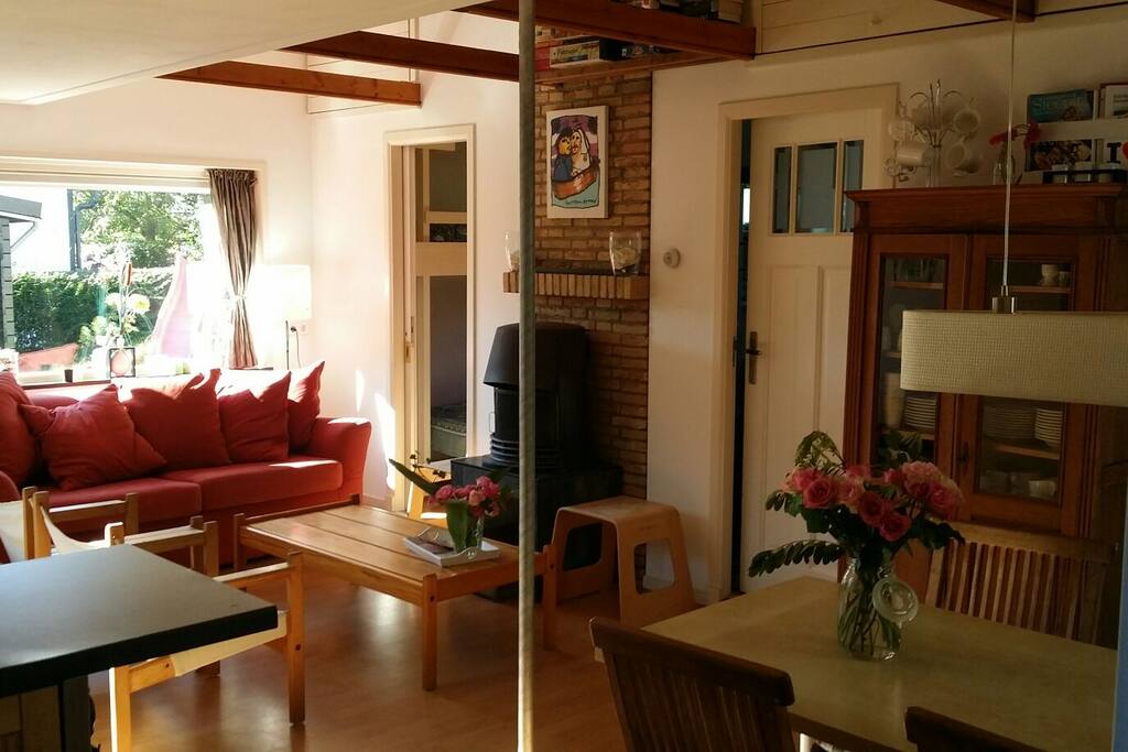Woonkamer met openhaard.