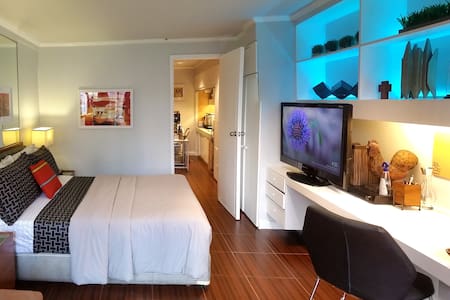 Stylish & Cozy Home 9 min walk to Ayala Triangle!