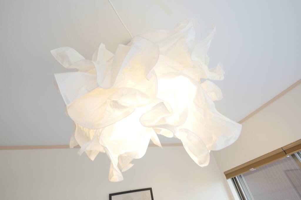 Bedroom lighting 天井から3つのライトがお部屋を照らしていますので、暗く無いです。