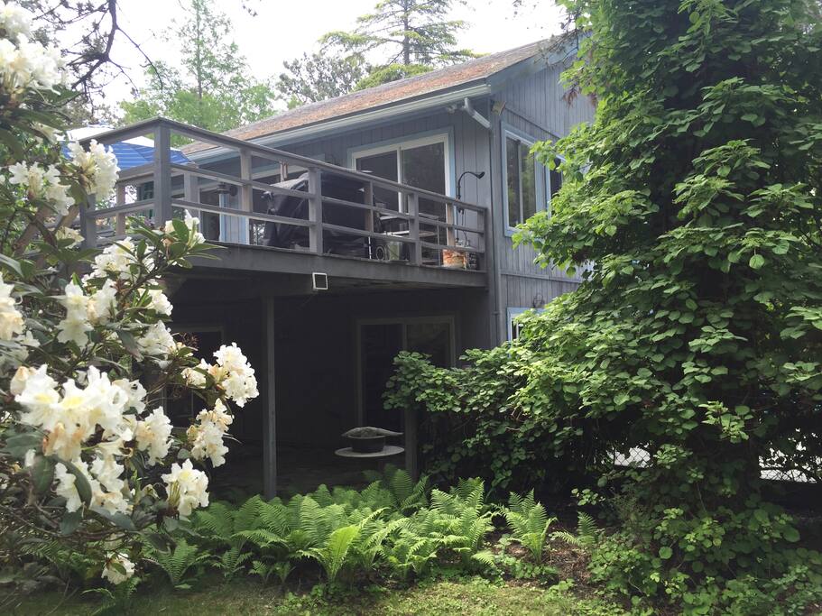 Upstairs Deck
Gas Grill/Outdoor Dining