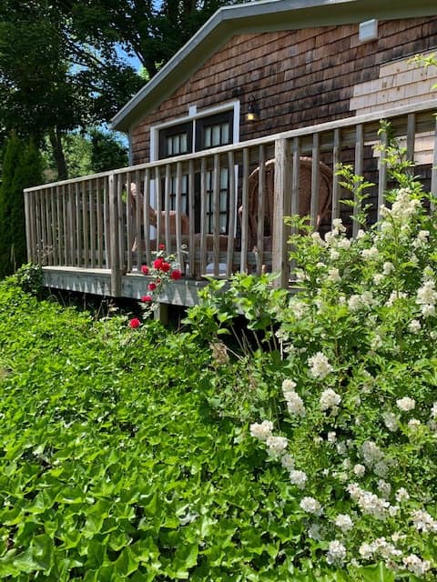 Adorable Bungalow, Walk to Downtown Mystic!