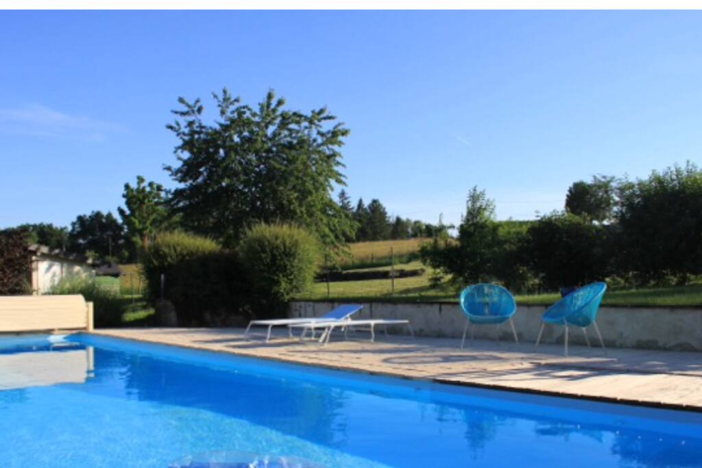 Piscine de 5 x 10 mètres idéalement située avec vue sur les montages