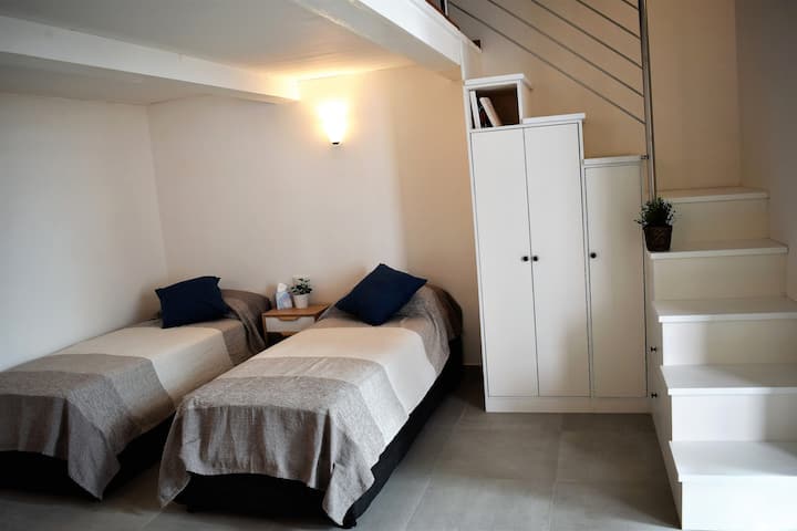 Dvokrevetna spavaća soba s dva odvojena kreveta