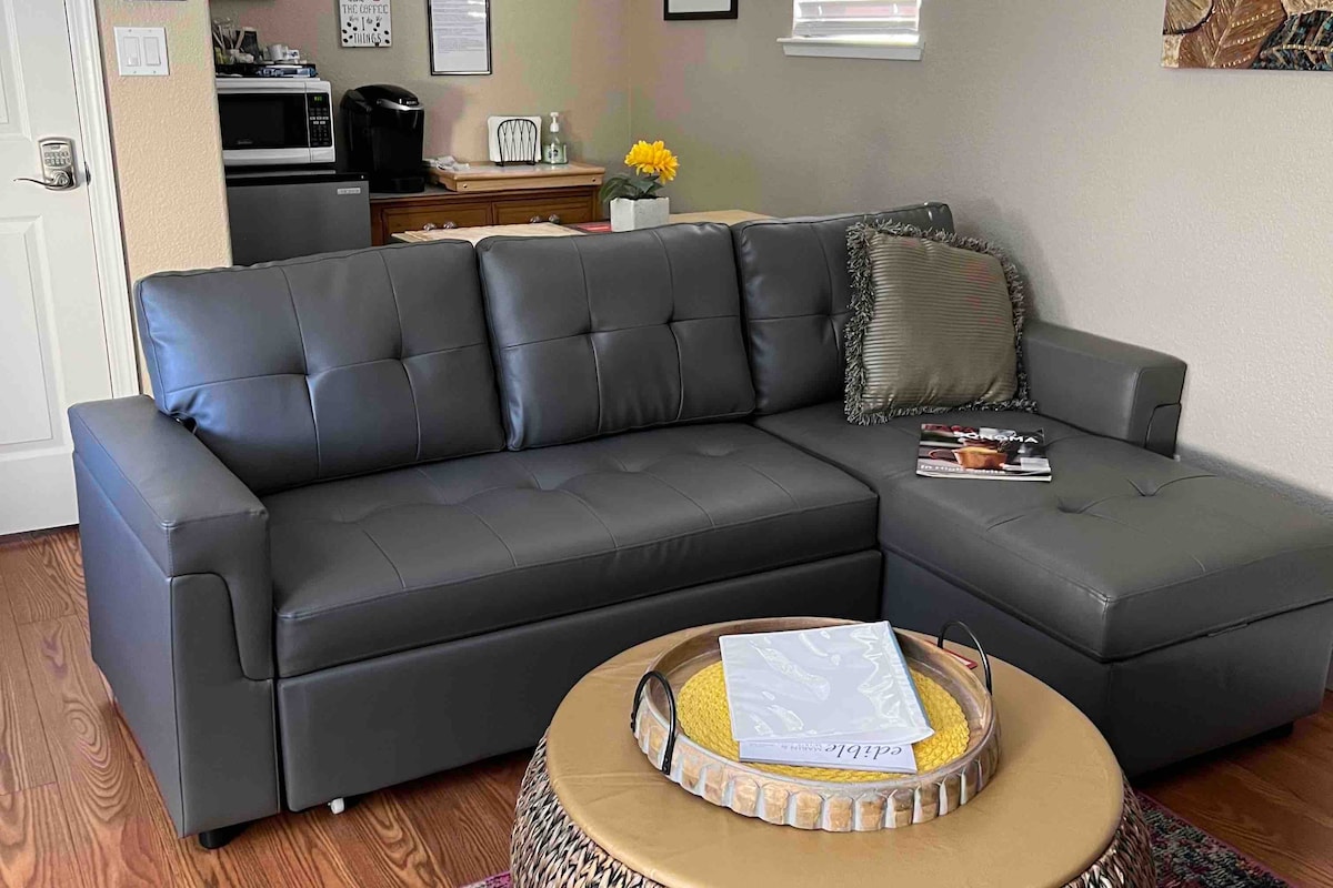 غرفة متعددة الأغراض (ماكينة تحضير القهوة والميكروويف) طاولة عالية وبار 2 كرسي لتناول الطعام أو العمل