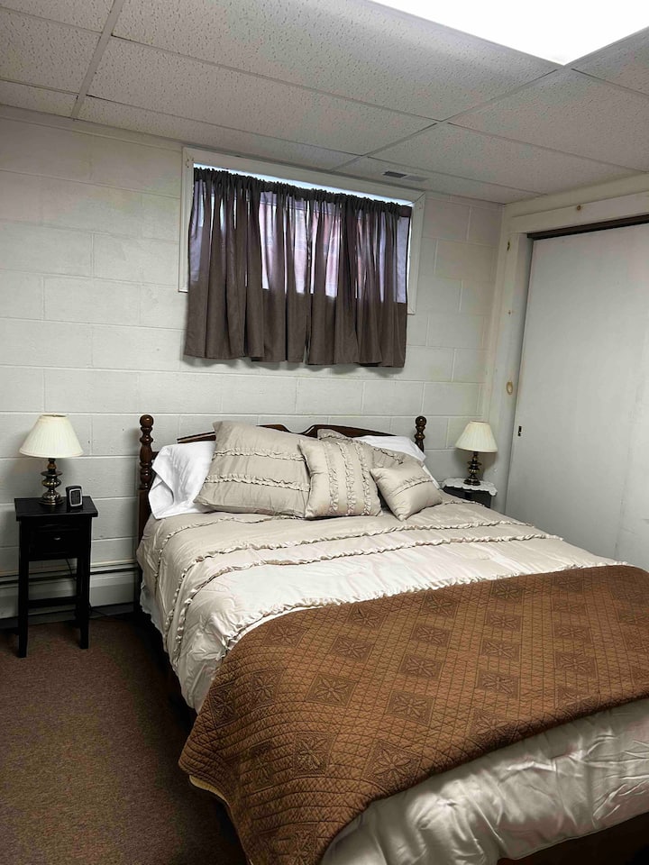 Kitanda cha Malkia katika ghorofa ya chini.