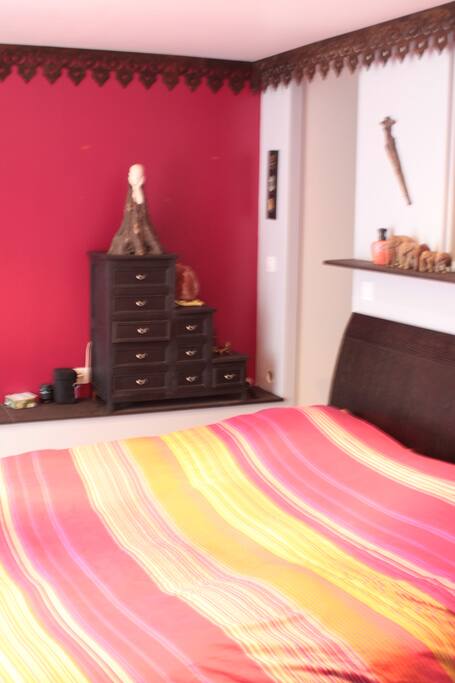 la chambre - grand lit de 2m de longueur et 1.80 de largeur