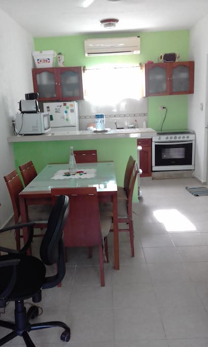 Comedor y cocina al fondo