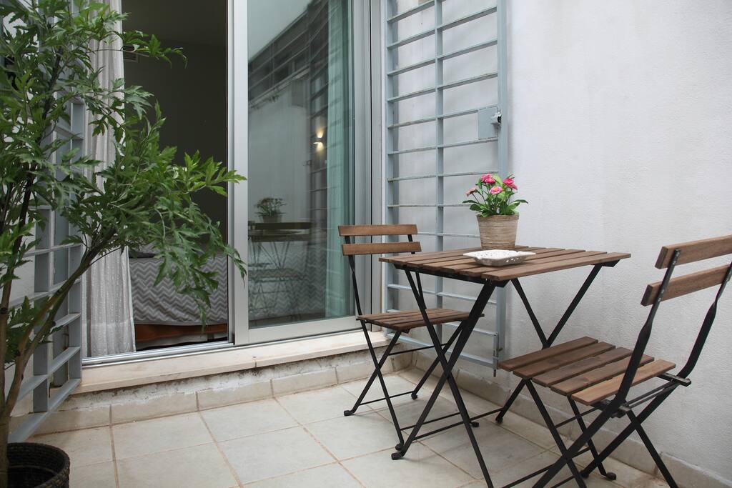 Terraza para desayunar o almorzar // Terrace for breakfast or lunch