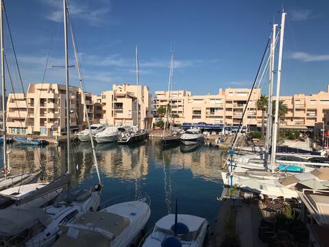 STUDIO  VUE  MER DANS MARINA A 2 PAS DE LA PLAGE