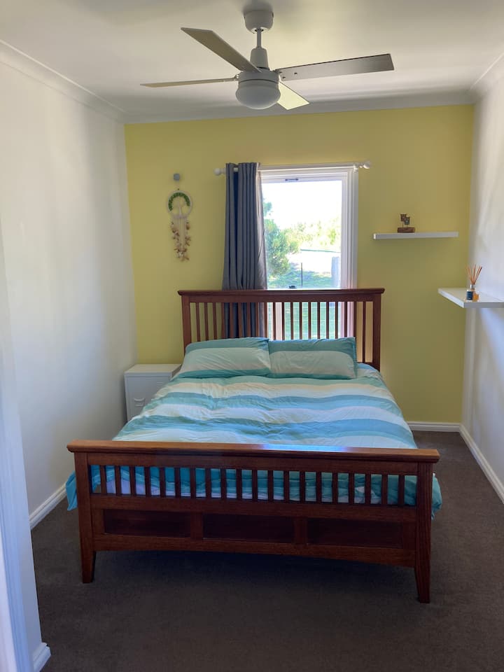 2-საძინებლიანი საწოლი 152 × 203 სმ.