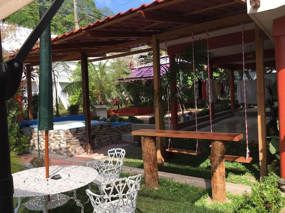 Patio con mesa y columpios para que tomes una cervecita