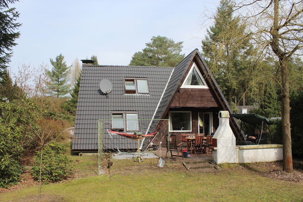 Sicht auf Terrasse vom Garten aus