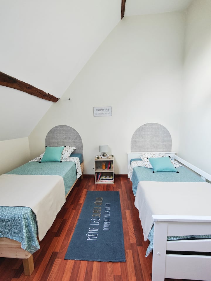 Single bed in 90x200 and 1 pull-out bed offering the possibility of 2 beds in 90 x 190 (on the right in the photo)