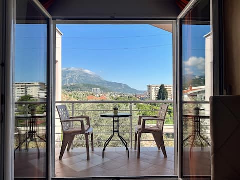 Popular Airbnb listing: Studio apt. with mountain view, AC, parking, Wi-FI in Šušanj Dio