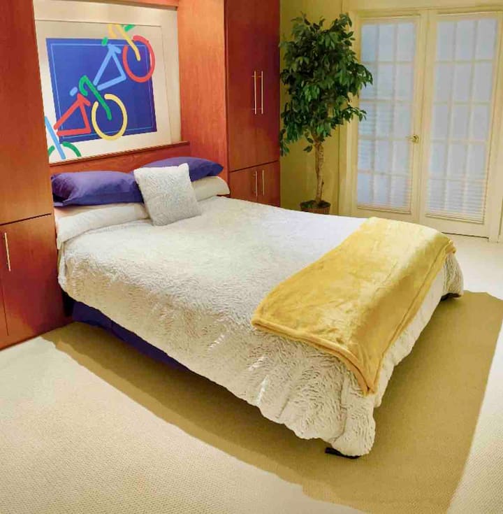 2e chambre privée avec lit queen au rez-de-chaussée. Entrez par les doubles portes-fenêtres 