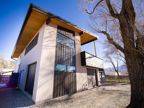 MidCentury in Salida, 4X4 deep soak tub, big views