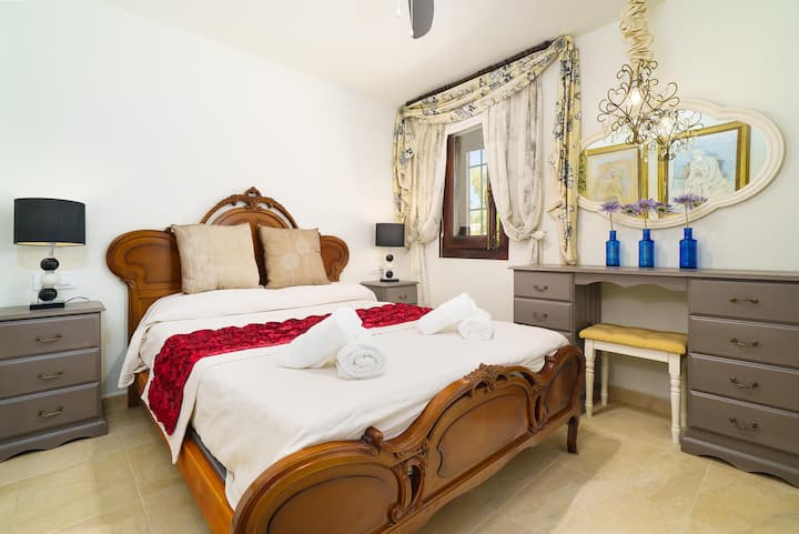 غرفة النوم الرئيسية في الشقة