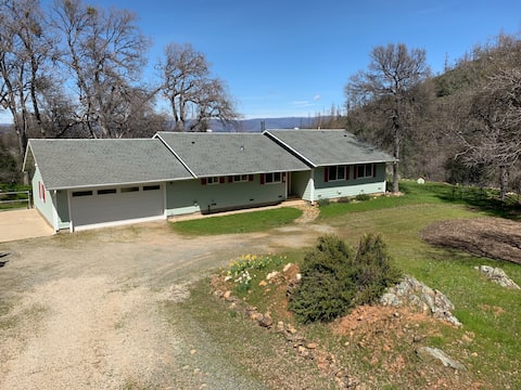 The Retreat@Lakeside Hot Tub/Views Near Yosemite!