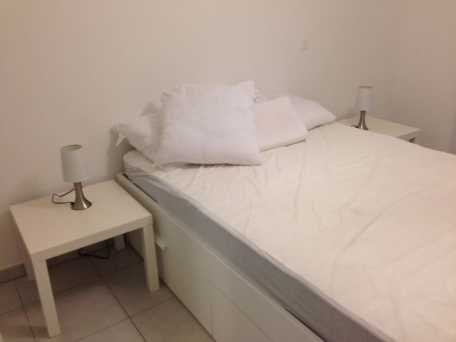 Chambre avec lit double et ses rangements latéraux, armoire double portes)