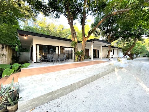 Cozy 4BD Beach Villa Fast Wifi and Pet Friendly