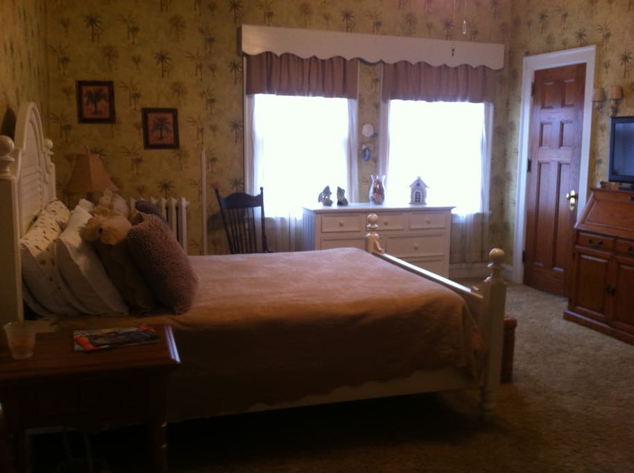 Queen bed with private entrance to bathroom.