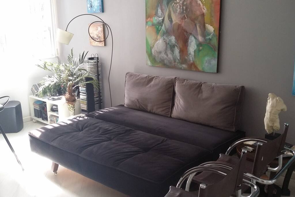 Sofá-cama de casal da sala, aberto, muito confortável.