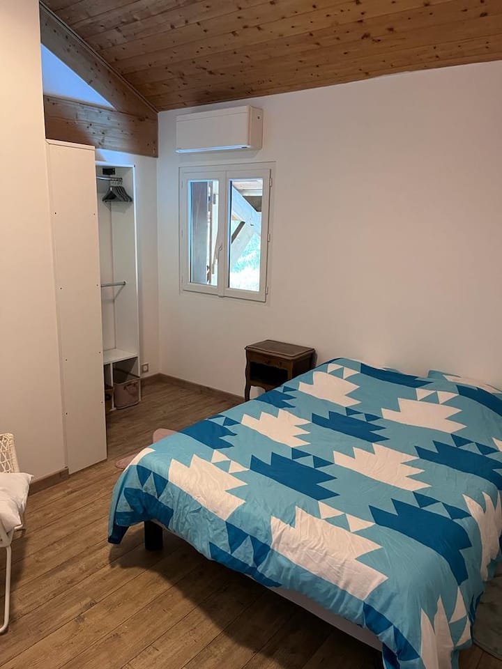 Sovrum med en dubbelsäng 140*190