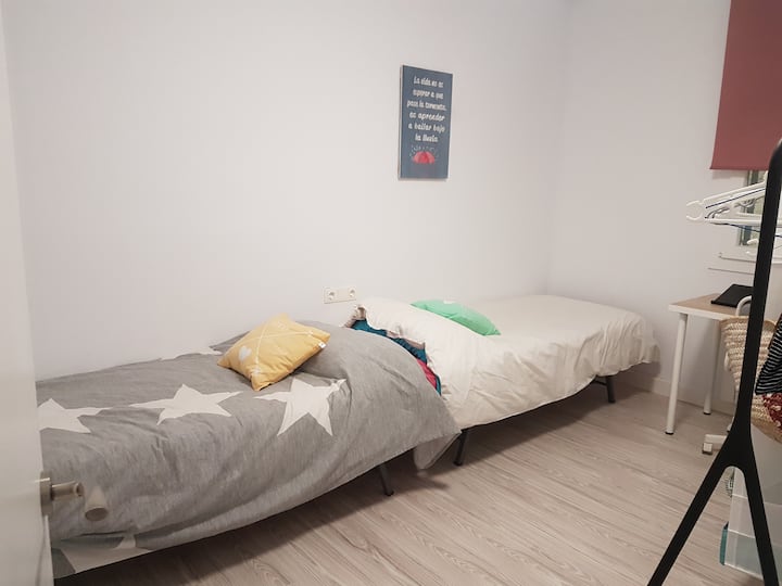 Habitación interior, silenciosa con 2 camas y mesa de trabajo