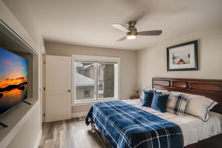 לחדר השינה עם מיטת הקינג סייז יש טלוויזיה משלו.