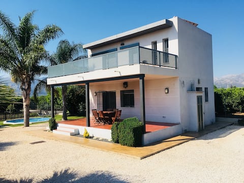 CHALET IN THE FIELD BETWEEN ORANGE