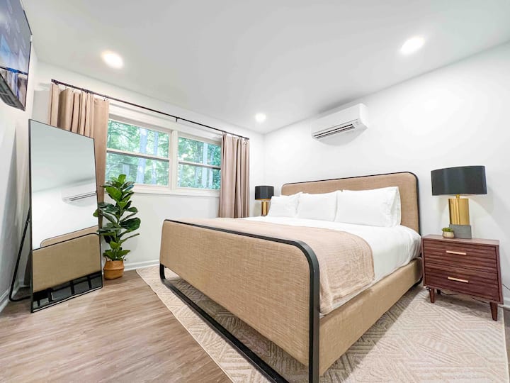 تحتوي غرفة النوم في الطابق الأول على سرير كبير وتلفزيون، وتقع بجوار حمام كامل.