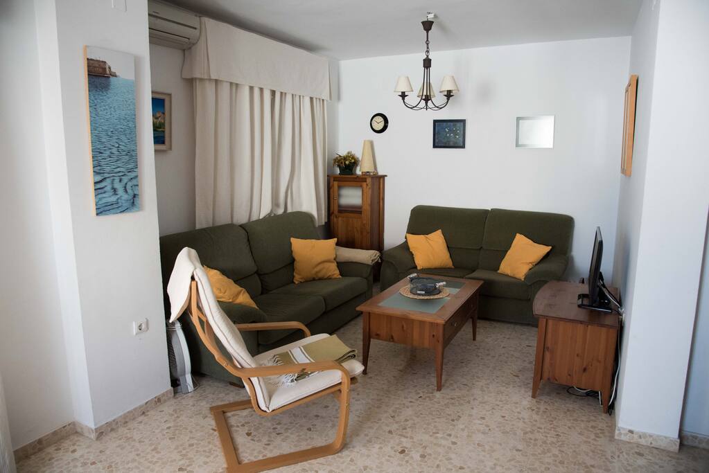 Salón con zona de televisión