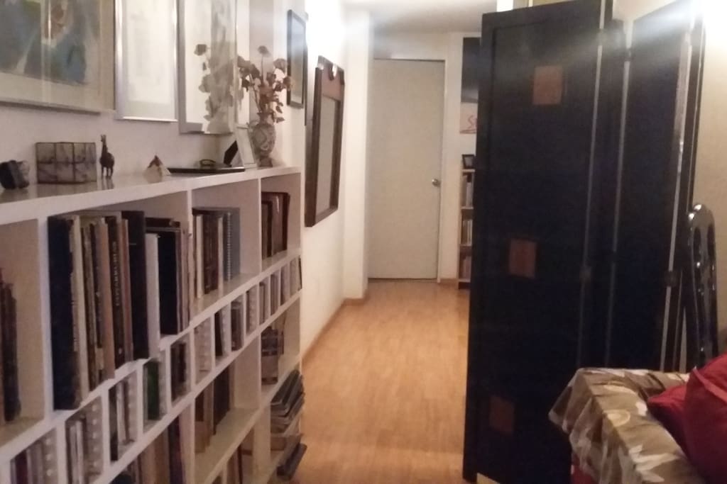 Pasillo a las habitaciones y baños.