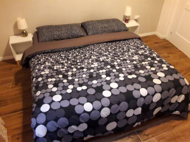 ROOM and PRIVATE BATH 3 minutes from the Station