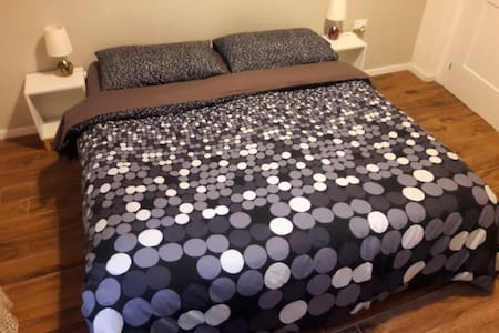 ROOM and PRIVATE BATH 3 minutes from the Station