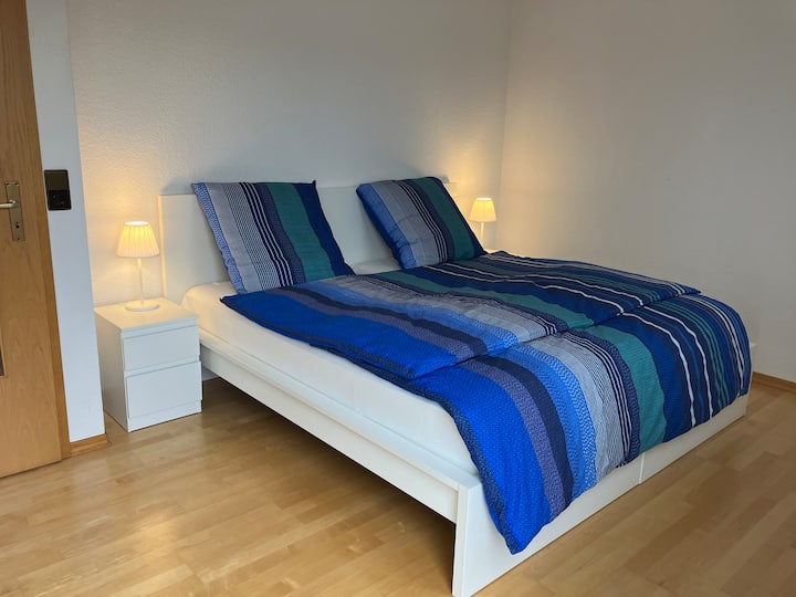 ห้องนอน (หมายเลข 1) ที่ชั้นล่างมีเตียงคู่ 180 × 200 และตู้เสื้อผ้าขนาดใหญ่ นอกจากนี้ยังสามารถแยกเตียงคู่ออกจากกันได้ดังนั้นจึงสามารถใช้เตียงเดี่ยว 2 เตียงได้