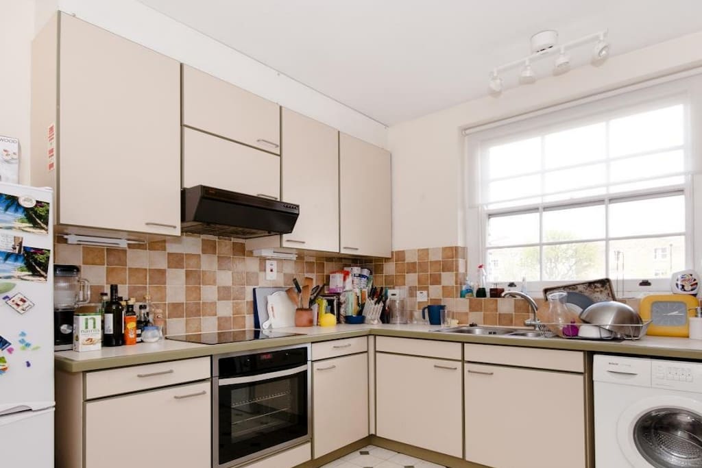 Very well equipped kitchen with a dining table