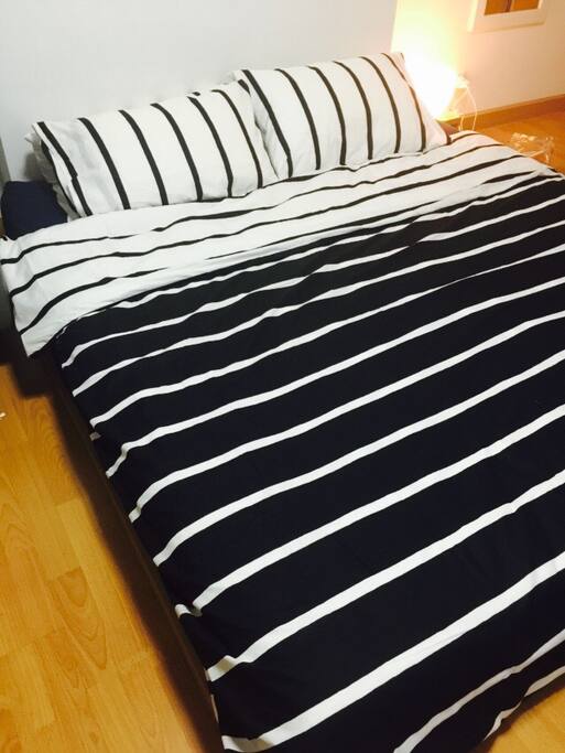 King size bed with Bed Quilt Cover + 4 Pillows