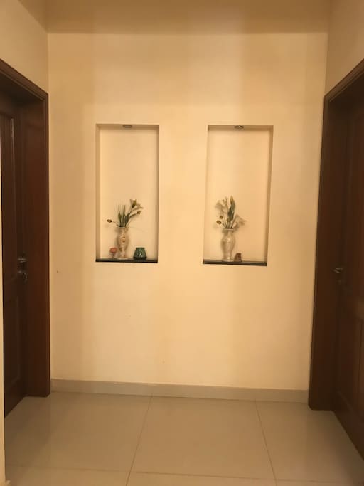 right bedroom 1 , left bedroom 2