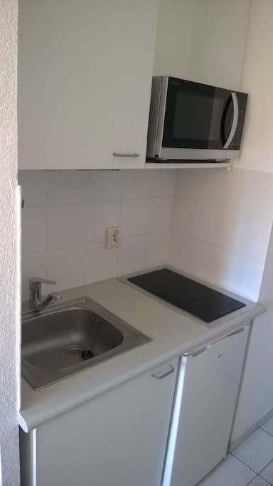 kitchenette équipée neuve avec toute la vaisselle et matériel de cuisine