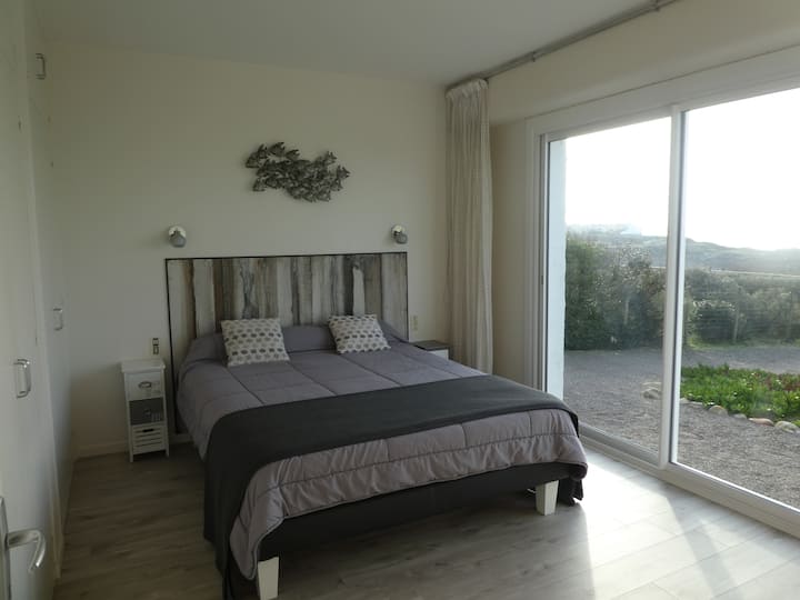 Главна спална соба свртена кон морето (брачен кревет)