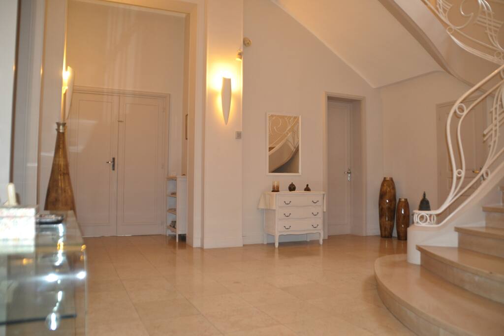 Hall desservant pièces où se mêlent parquets et marbre au sol