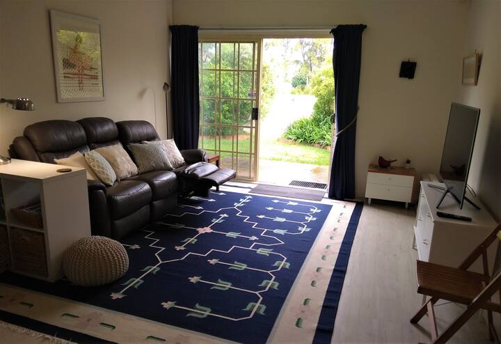 Spacious granny flat, short walk to beach