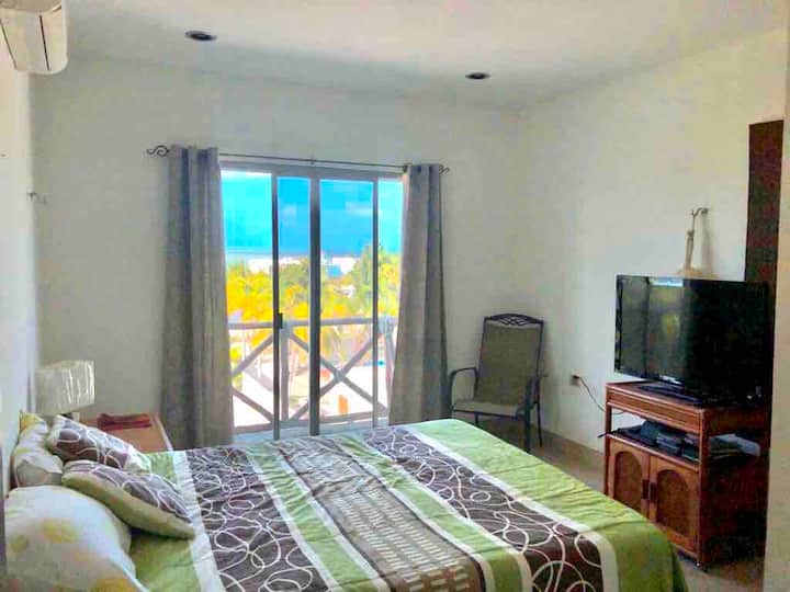 من غرفة النوم الرئيسية يمكنك الاستمتاع بإطلالة جميلة على المحيط 