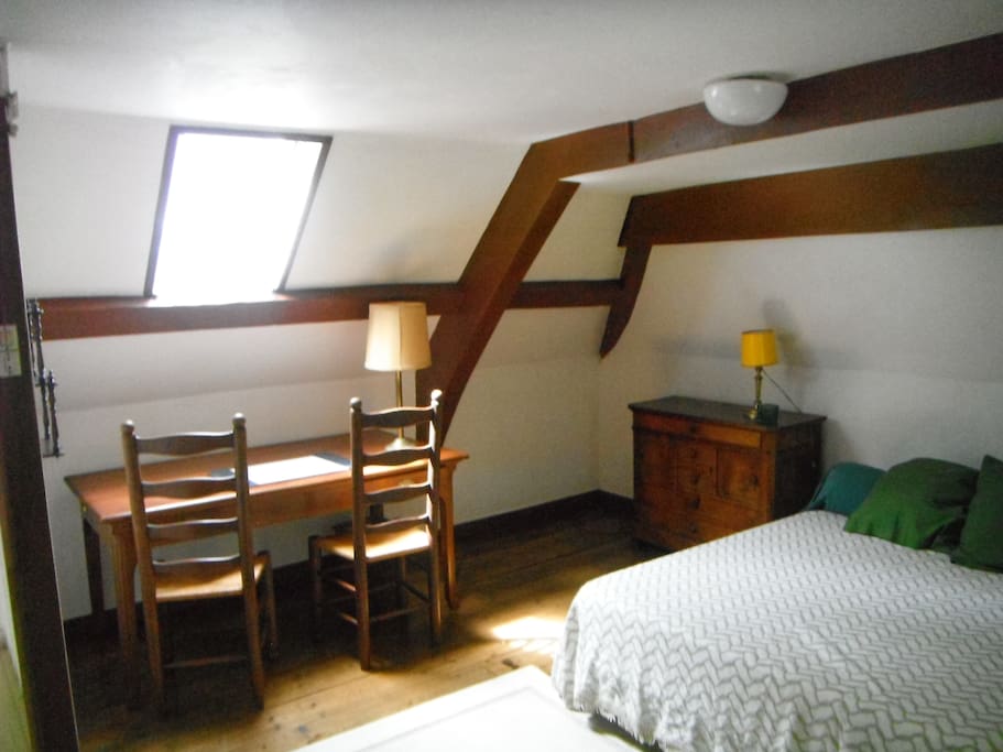 chambre spacieuse à l'étage