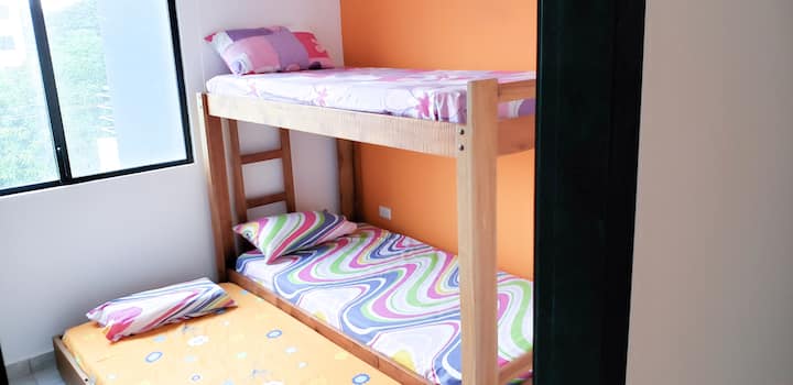 מיטת קומתיים עם שלוש מיטות 