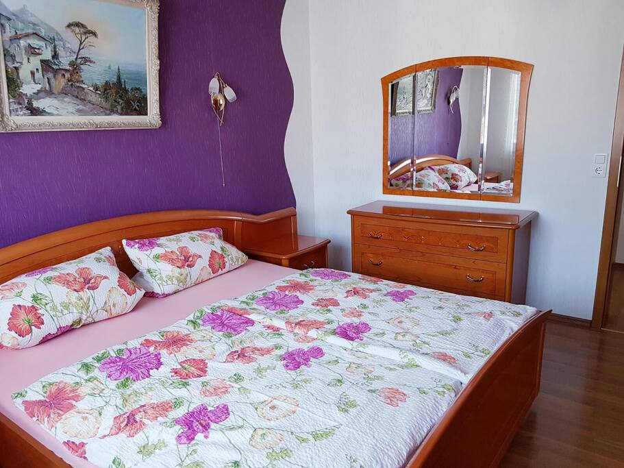 Schlafzimmer mit Doppelbett