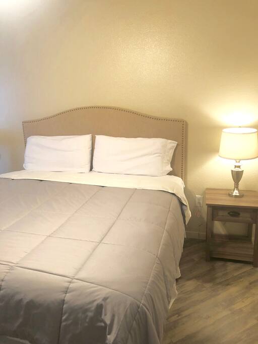 Bedroom w/King Bed