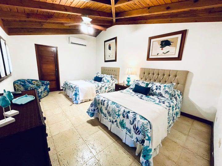 חדר שינה משני עם שתי מיטות כפולות