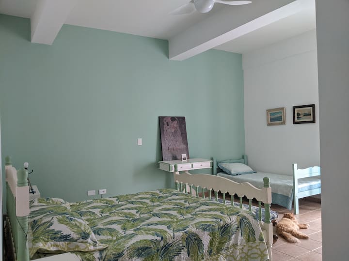 Slaapkamer in Suite 1, met uitzicht op het strand.